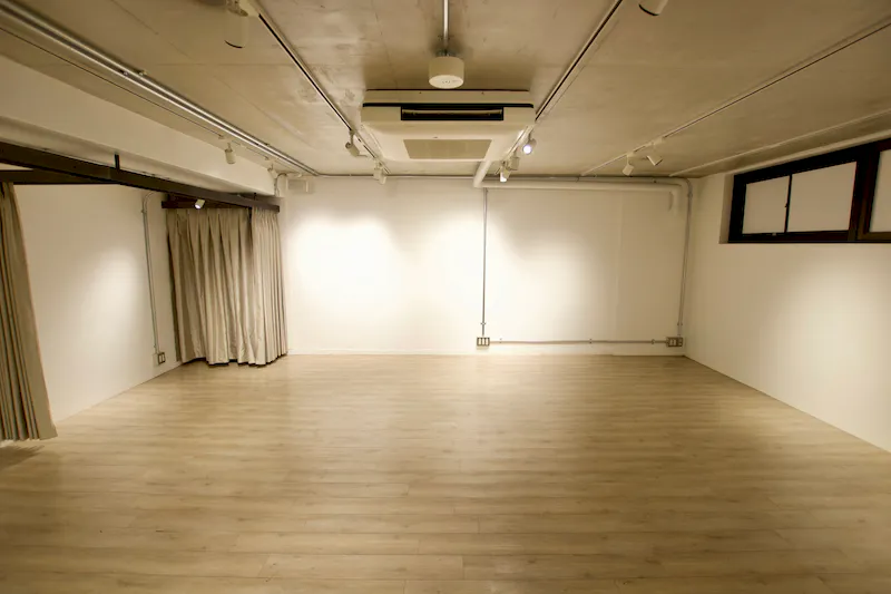 【表参道駅5分】撮影や展示会に適した駐車場付きの路面イベントスペース(1F)