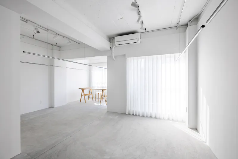 【表参道駅6分】アパレルの展示会やポップアップストア、個展に適した白を基調としたイベントスペース