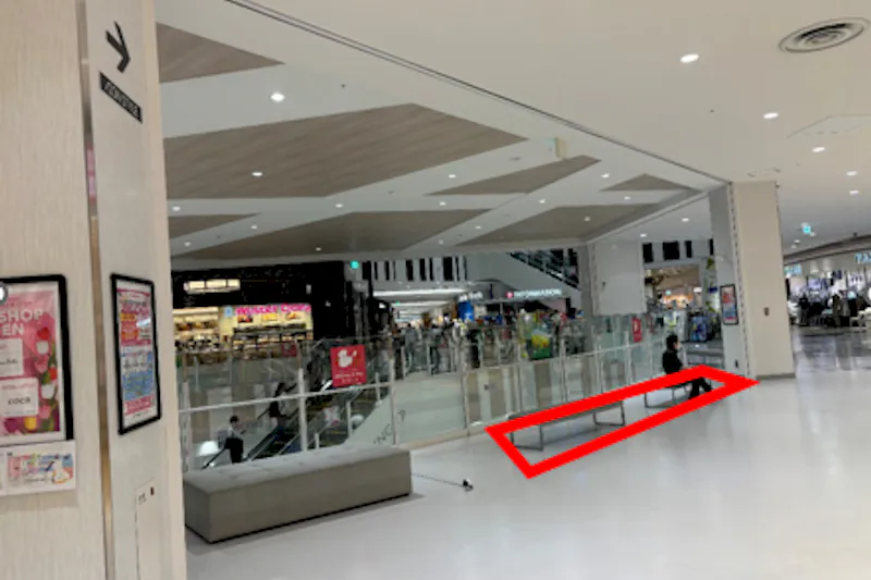 【イオンモール座間】2階ノースコート吹き抜け（ユニクロ前横）