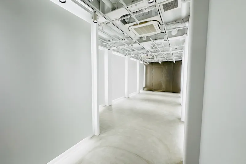 【銀座一丁目駅1分／銀座駅6分／有楽町駅5分】銀座並木通りの路面に新しく誕生した、白を基調とした洗練のプライベート空間｜大切なブランドの魅力を静かに引き立てます