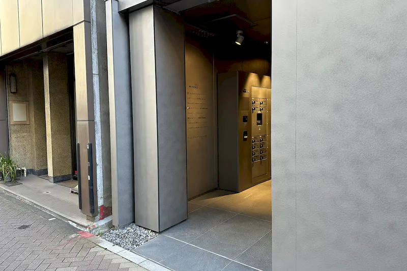 【銀座一丁目駅1分／銀座駅6分／有楽町駅5分】銀座並木通りの路面に新しく誕生した、白を基調とした洗練のプライベート空間｜大切なブランドの魅力を静かに引き立てます