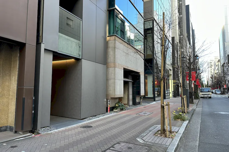 【銀座一丁目駅1分／銀座駅6分／有楽町駅5分】銀座並木通りの路面に新しく誕生した、白を基調とした洗練のプライベート空間｜大切なブランドの魅力を静かに引き立てます
