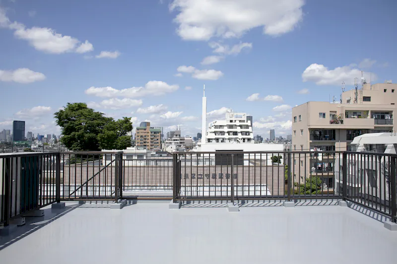 【祐天寺駅5分/2F】アパレル展示会に最適な明るいトーンのスムースモルタルの床と淡いグレーの壁 大きなダイニングテーブルが印象的な撮影スタジオ