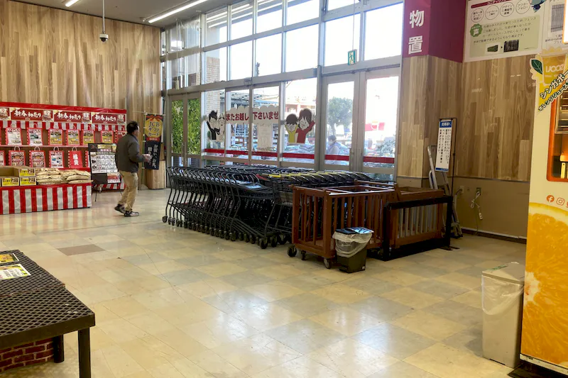 【ユニディ松戸ときわ平店】1階風除室　プロモーション・物販に最適な風除室イベントスペース