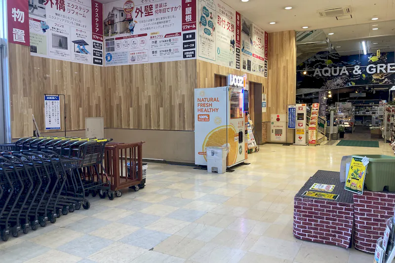 【ユニディ松戸ときわ平店】1階風除室　プロモーション・物販に最適な風除室イベントスペース