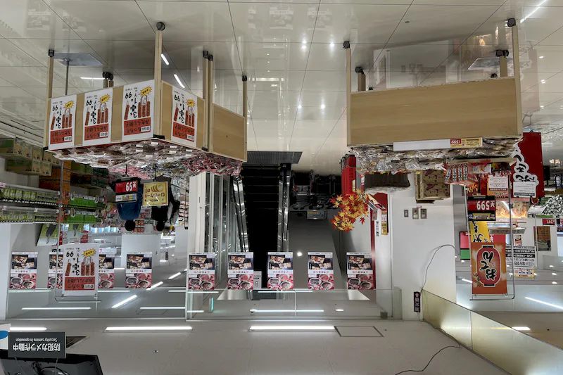 【西友　錦糸町店】B1F下りエスカレーター前　プロモーション用途や物販、食物販のポップアップストアに最適なスーパー店内催事イベントスペース