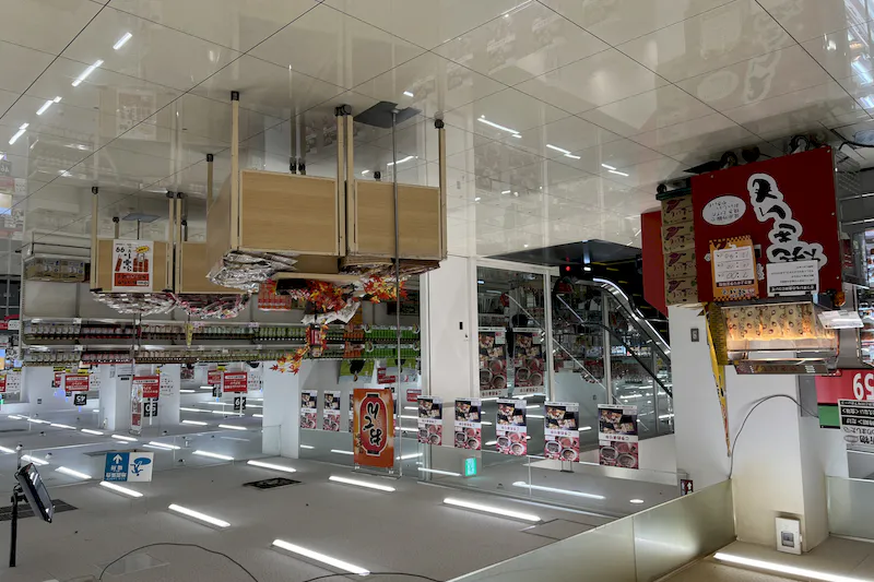 【西友　錦糸町店】B1F下りエスカレーター前　プロモーション用途や物販、食物販のポップアップストアに最適なスーパー店内催事イベントスペース