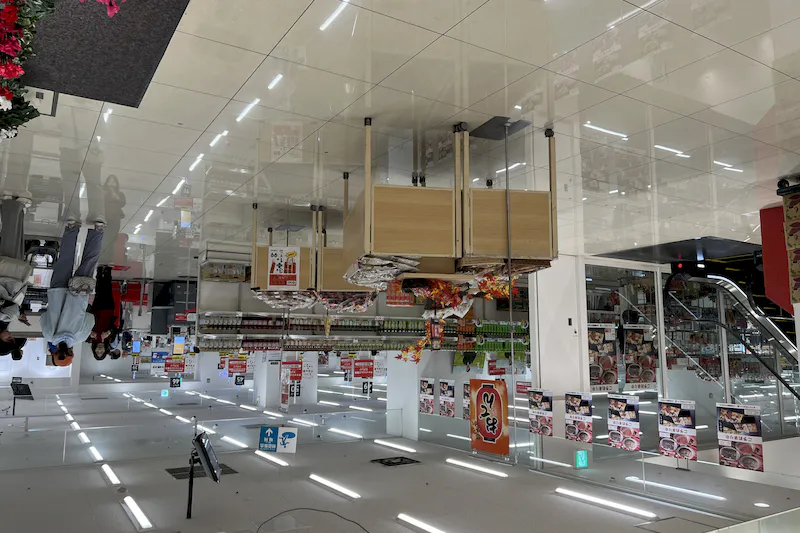 【西友　錦糸町店】B1F下りエスカレーター前　プロモーション用途や物販、食物販のポップアップストアに最適なスーパー店内催事イベントスペース