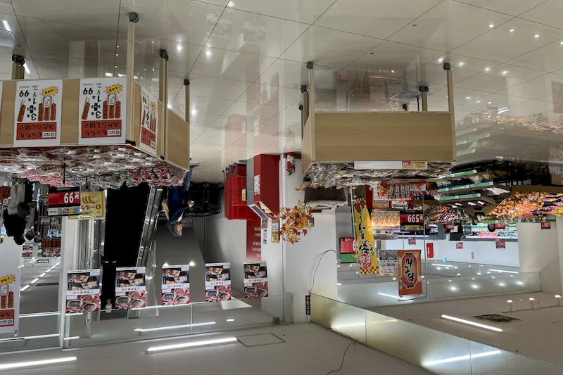 【西友　錦糸町店】B1F下りエスカレーター前　プロモーション用途や物販、食物販のポップアップストアに最適なスーパー店内催事イベントスペース