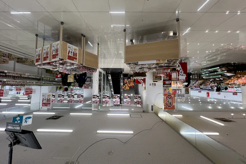【西友　錦糸町店】B1F下りエスカレーター前　プロモーション用途や物販、食物販のポップアップストアに最適なスーパー店内催事イベントスペース