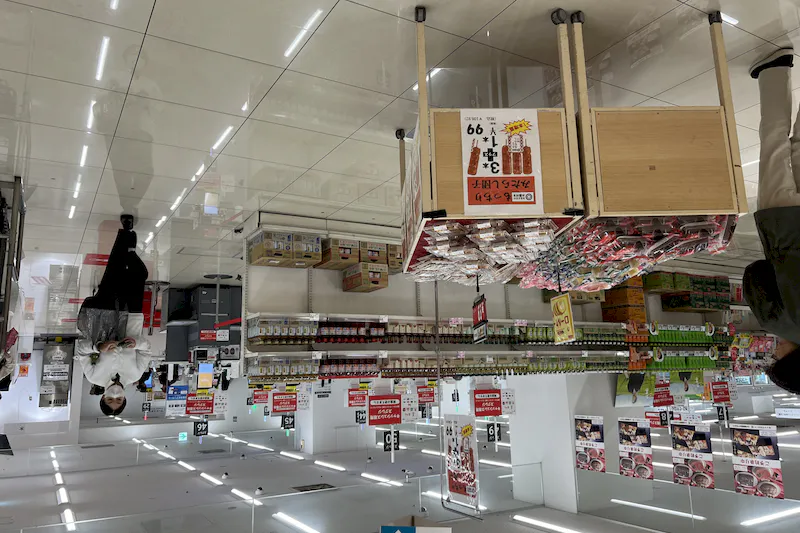 【西友　錦糸町店】B1F下りエスカレーター前　プロモーション用途や物販、食物販のポップアップストアに最適なスーパー店内催事イベントスペース