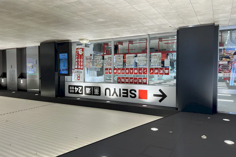 【西友　錦糸町店】B1F下りエスカレーター前　プロモーション用途や物販、食物販のポップアップストアに最適なスーパー店内催事イベントスペース