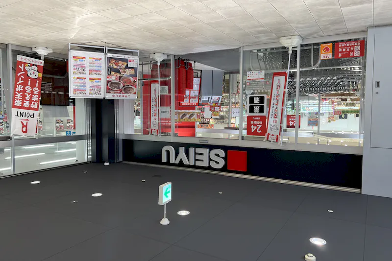 【西友　錦糸町店】B1F下りエスカレーター前　プロモーション用途や物販、食物販のポップアップストアに最適なスーパー店内催事イベントスペース