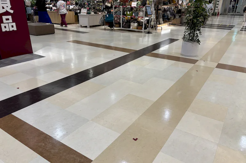 【イオン秦野】プロモーションに適した地域密着型のショッピングセンターの店内1Fクロックハウス前交差点スペース