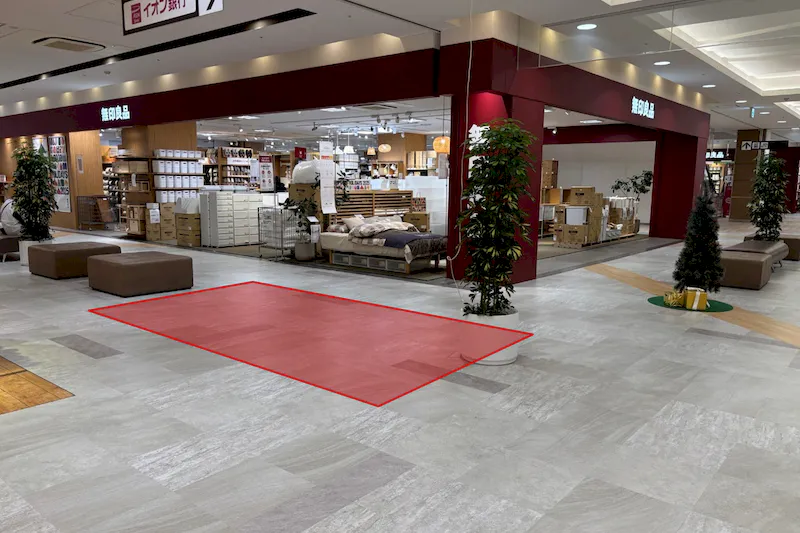 【イオン秦野】プロモーションに適した地域密着型のショッピングセンターの店内1Fクロックハウス前交差点スペースの画像