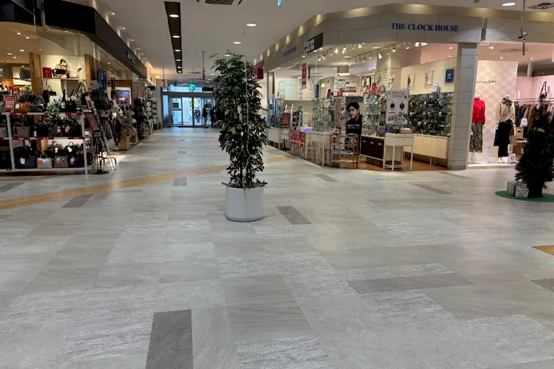 【イオン秦野】プロモーションに適した地域密着型のショッピングセンターの店内1Fクロックハウス前交差点スペース