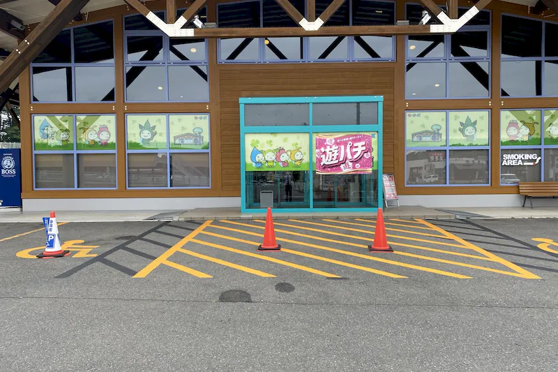 【ダイナム滝沢店ゆったり館｜割引キャンペーン実施中】キッチンカーやプロモーションに最適なアミューズメント施設のイベントスペース(出入口正面前）