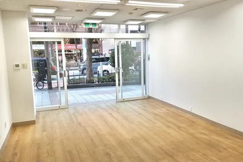 【神保町駅4分】プロモーション催事や物販に最適な靖国通りに面した人通りのある路面貸店舗