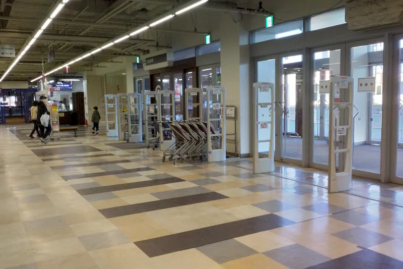 【イオン札幌西岡ショッピングセンター】羊ヶ丘通側出入口前