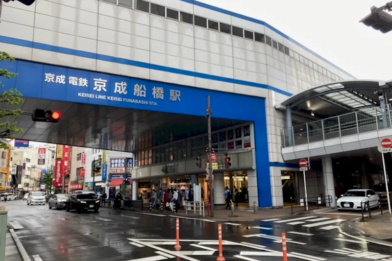 【京成船橋駅】（改札内）食物販やポップアップストアに最適な人の流動が多い改札前コンコース