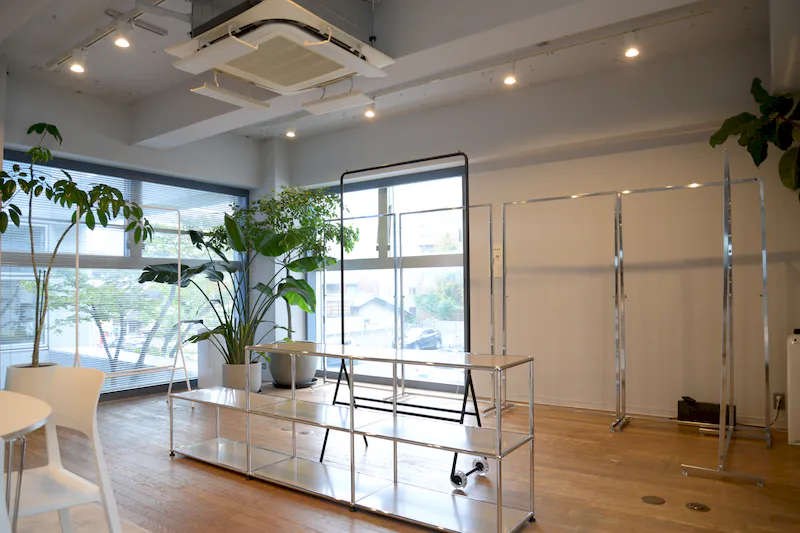 【六本木通り】アパレルの展示会場や販売促進イベント会場に最適なコンクリート壁×ウッド調の床で構成されたスタイリッシュなレンタルスペース