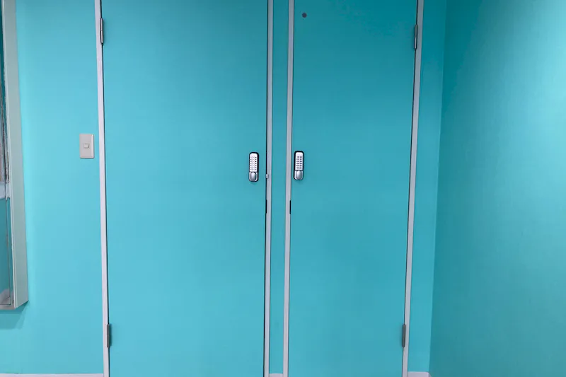 トイレとキッチン、収納スペースです。