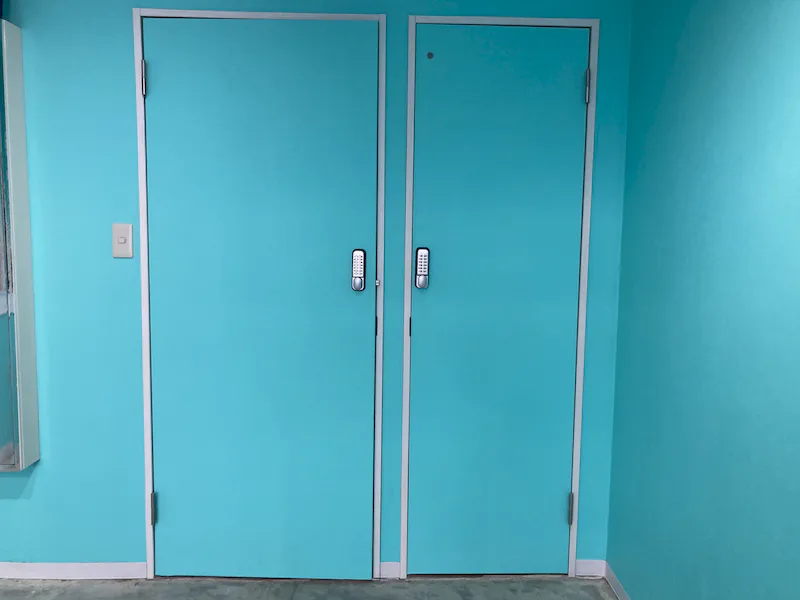 トイレとキッチン、収納スペースです。