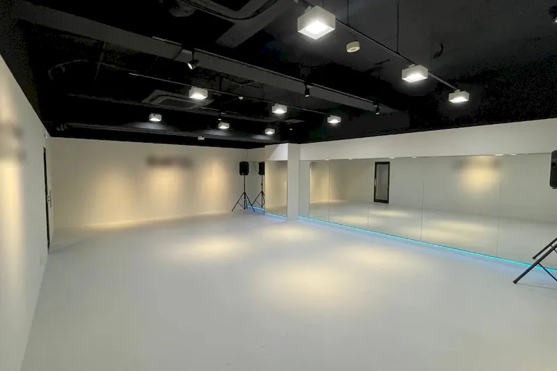 【赤坂駅5分】展示会や撮影に適した白を基調としたレンタルスタジオ