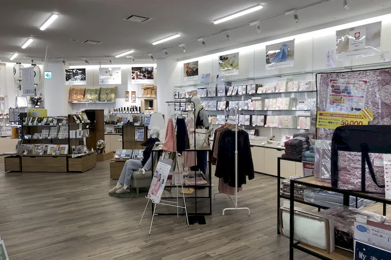 【ギフトプラザ日立店】会員獲得PR等の販売促進イベントやアパレル関連の展示会、ポップアップストアの会場に適したギフトショップ内入口付近のイベントスペースA(in shop)