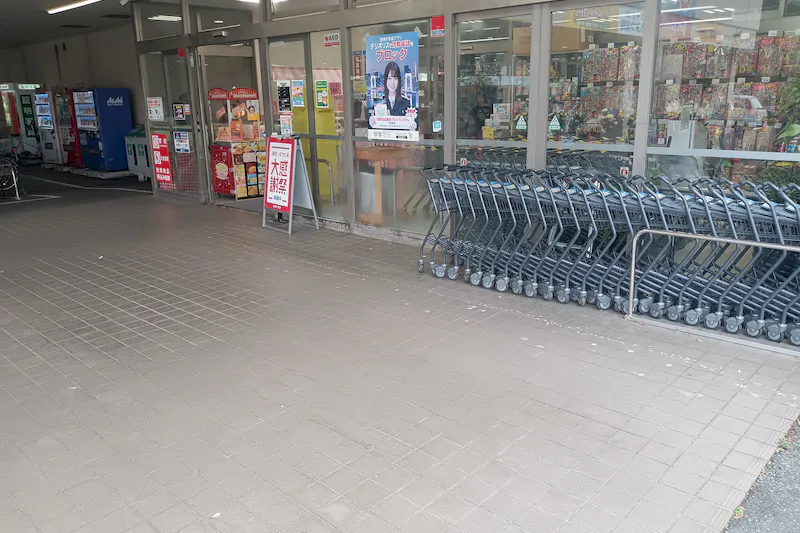 【スーパーバリュー ロピア練馬大泉店】軒下 各種プロモーション、会員獲得イベントに最適なスーパーマーケットの屋外催事イベントスペース