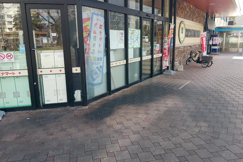 【スピナマートさくら通り店】店舗入口 販促プロモーションや物販に最適なスーパー屋外催事イベントスペース