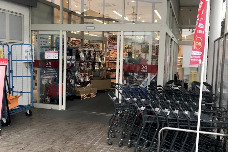 【西友　高田店】店頭外区画（屋根なし）　プロモーション用途に最適なスーパー屋外店頭外区画の催事イベントスペース