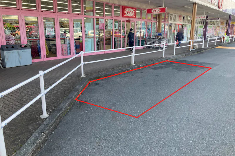 【イオンタウン蒲原／キッチンカー】キッチンカー等の移動販売に最適な大型スーパー出入口付近にある視認性の高い屋外イベントスペース