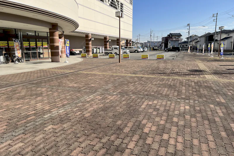 【メガセンタートライアル伊勢崎中央店】⑥食物販や飲食、キッチンカーに利用可能な屋外スペース（南側平面駐車場）