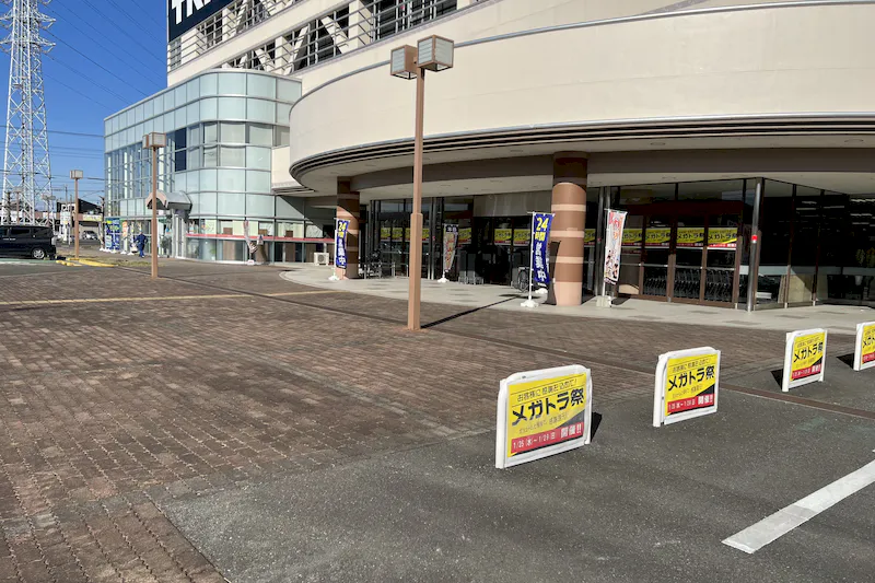 【メガセンタートライアル伊勢崎中央店】⑥食物販や飲食、キッチンカーに利用可能な屋外スペース（南側平面駐車場）