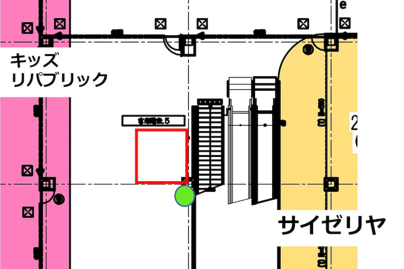 【イオンタウン四日市泊／2F こどものあそびば横スペース】お子さま向け教材やスクールのPRに最適なキッズリパブリック（子ども用品）店舗に隣接した2Fイベントスペース