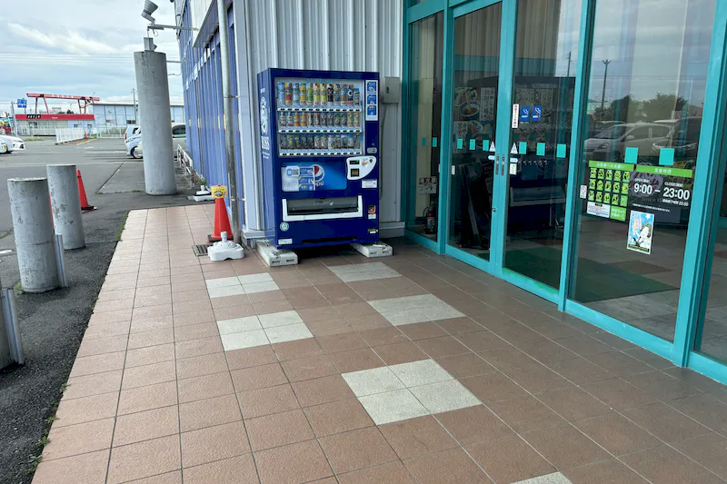 【ダイナム原町店｜割引キャンペーン実施中】プロモーションイベントの開催に最適なアミューズメント施設のイベントスペース（自動販売機横）