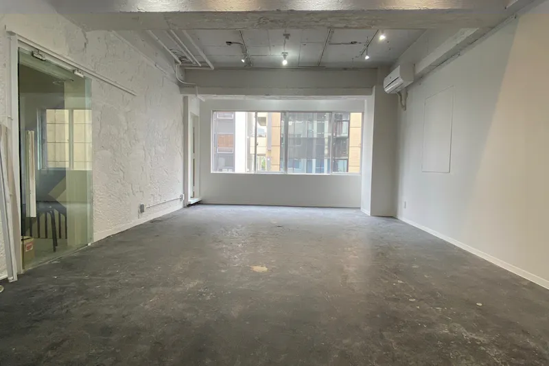 【渋谷駅6分／3F】展示会やアパレルのPOPUPなどに最適な明るい白い内装の稼働壁が便利なスペースの画像16