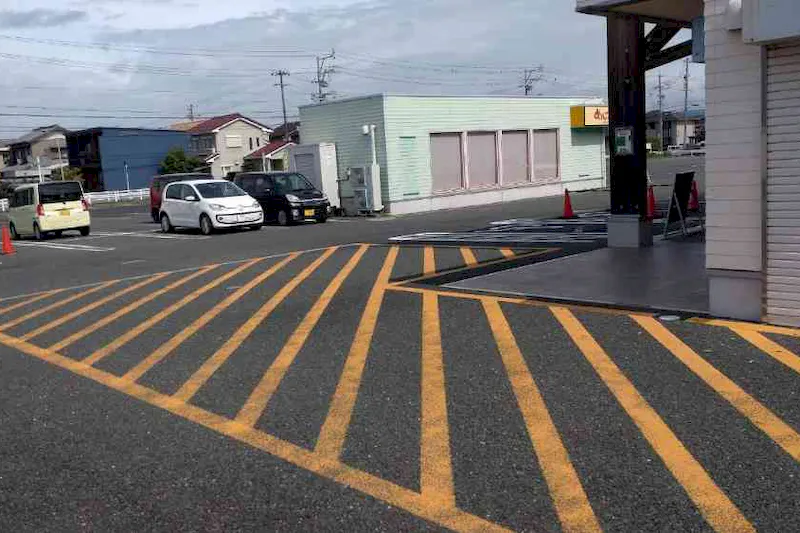 【ダイナム愛知小坂井店ゆったり館｜割引キャンペーン実施中】キッチンカー出店に最適なアミューズメント施設のイベントスペース（めん六側出入口付近）