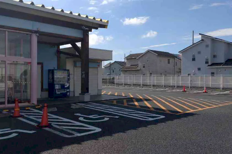【ダイナム愛知小坂井店ゆったり館｜割引キャンペーン実施中】キッチンカー出店に最適なアミューズメント施設のイベントスペース（めん六側出入口付近）