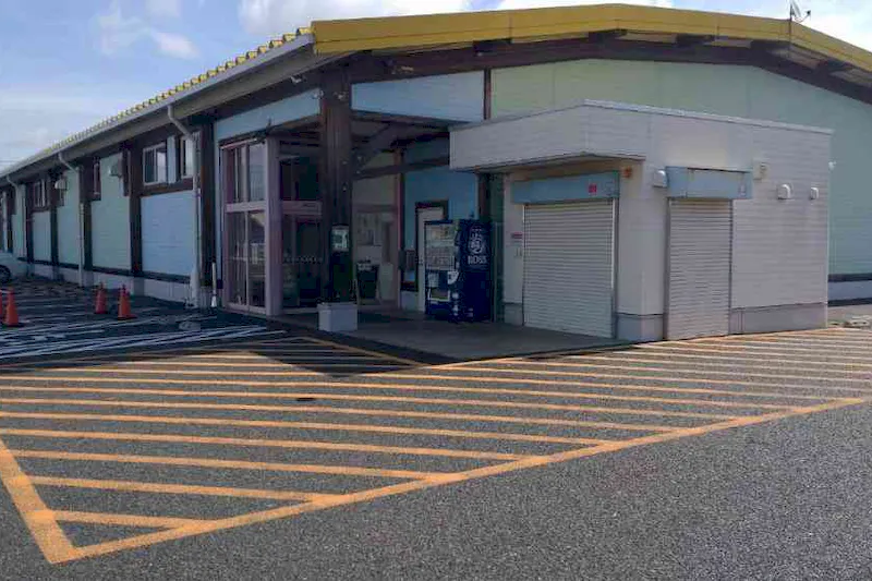【ダイナム愛知小坂井店ゆったり館｜割引キャンペーン実施中】キッチンカー出店に最適なアミューズメント施設のイベントスペース（めん六側出入口付近）