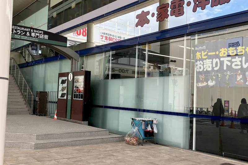 【松竹大船ショッピングセンターA区画】キッチンカー出店やプロモーションに最適！正面口付近のエスカレーター登り口前にある屋根付き屋外イベントスペース