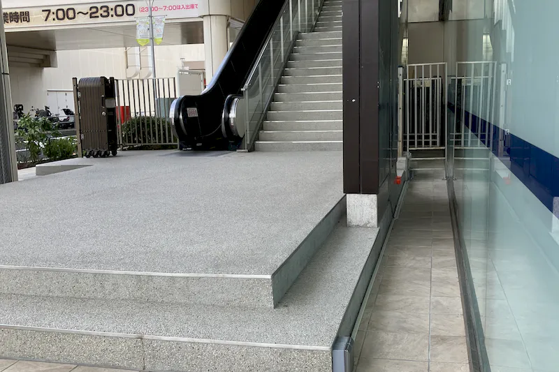 【松竹大船ショッピングセンターA区画】キッチンカー出店やプロモーションに最適！正面口付近のエスカレーター登り口前にある屋根付き屋外イベントスペース