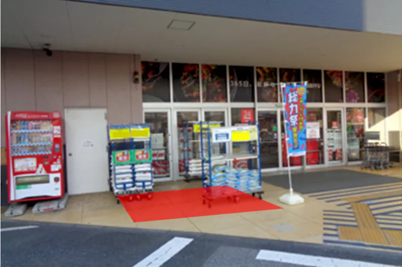 【西友　薬円台店】屋外 店頭軒下　キッチンカーでのご出店にも最適な出入口付近 店頭軒下スペースの催事イベントスペース