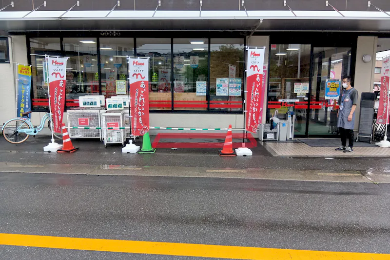 【フードマーケットマム小鹿店】店舗出入口横 販促プロモーションや物販に最適なスーパー屋外催事イベントスペースの画像