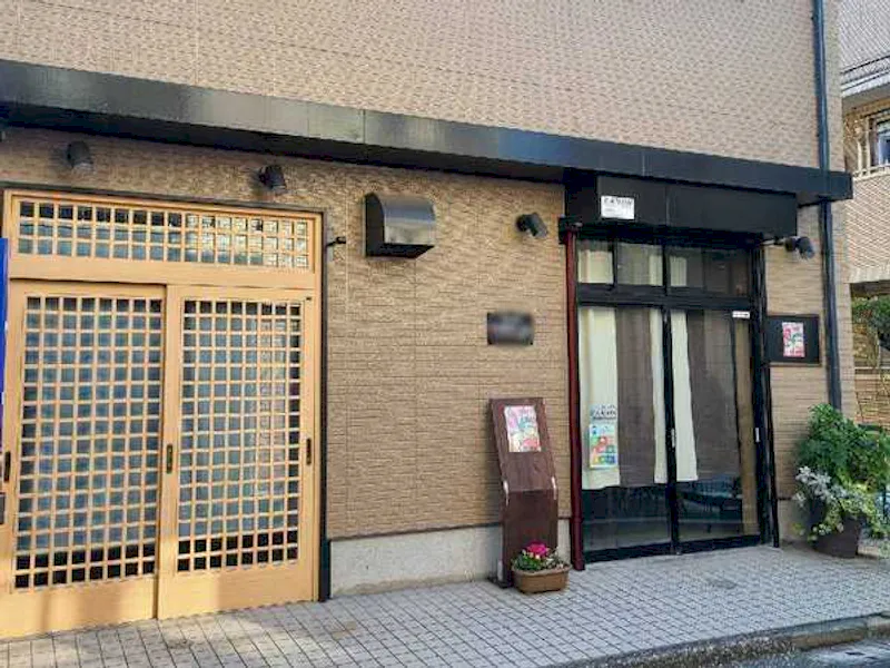 日中の外観