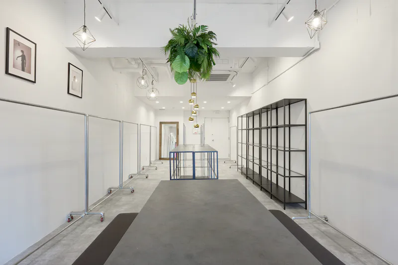【大阪天満宮駅3分】平日割引実施中！！ポップアップストアや展示会に最適な視認性抜群路面に面した什器が充実しているレンタルスペースの画像