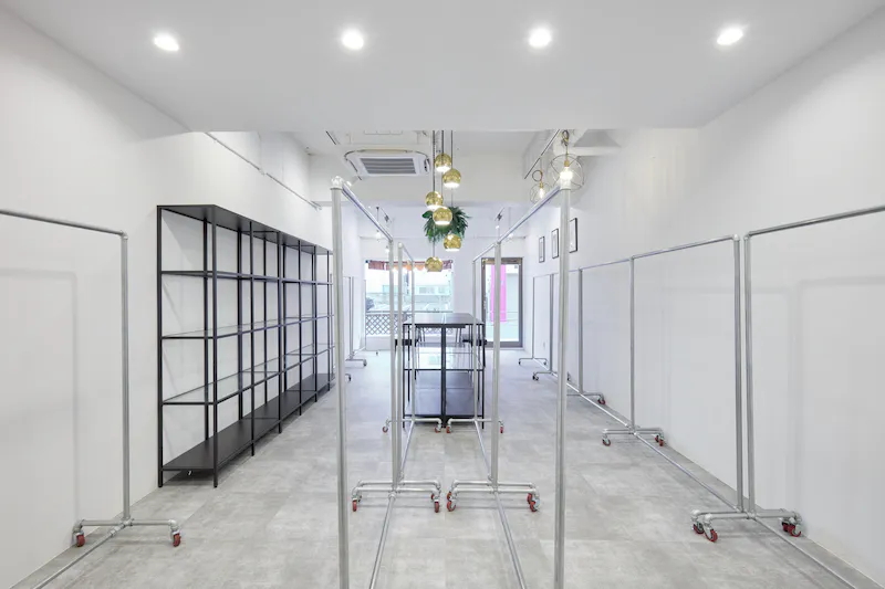 【大阪天満宮駅3分】平日割引実施中！！ポップアップストアや展示会に最適な視認性抜群路面に面した什器が充実しているレンタルスペース
