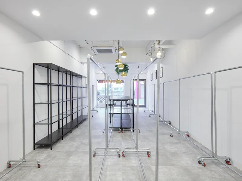 【大阪天満宮駅3分】平日割引実施中！！ポップアップストアや展示会に最適な視認性抜群路面に面した什器が充実しているレンタルスペースの画像4