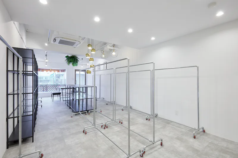 【大阪天満宮駅3分】平日割引実施中！！ポップアップストアや展示会に最適な視認性抜群路面に面した什器が充実しているレンタルスペース
